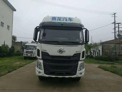 國六東風柳汽小(xiǎo)三軸散裝飼料運輸車(chē)圖片