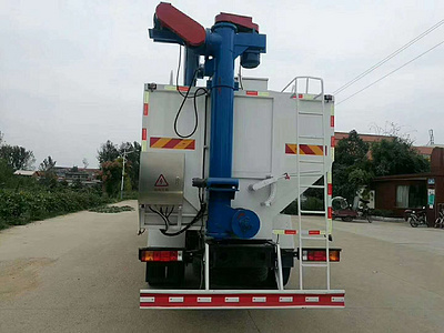 陝汽軒德小(xiǎo)三軸新款散裝飼料運輸車(chē)圖片